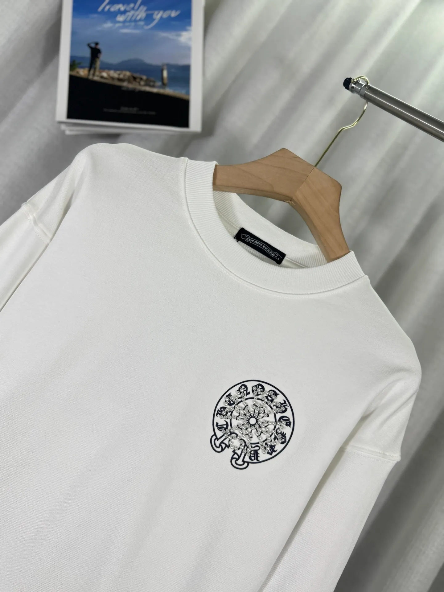 P250 top version, real shot without P, ​​different from market currency) 𝗖𝗵𝗿𝗼𝗺𝗲 𝗛𝗲𝗮𝗿𝘁𝘀/Cro Heart 2025 Reflective Embroidered Beads Compass Embroidered Autumn and Winter New Original Counter American Laser Burnt 3D Pearl Embroidered Couple Casual Sweater 👑The highest version! Customized fabric 420g tripe terry fabric! American acid-washed and distressed original fabric laser burnt ✟appliqué embroidery and exquisite embroidery of letters! The best-selling model in the counter, very comfortable to wear. Accessories: original molded and authenticated collar label➕100% silk wash label. Genuine purchase-grade original hangtag➕matching hanging rope➕3D hanging beads➕original packaging bag. Craftsmanship: The original version has consistent wiring! The highest version of the armhole matching technique! Color: Black White Size: S M L XL Style No.: 9315